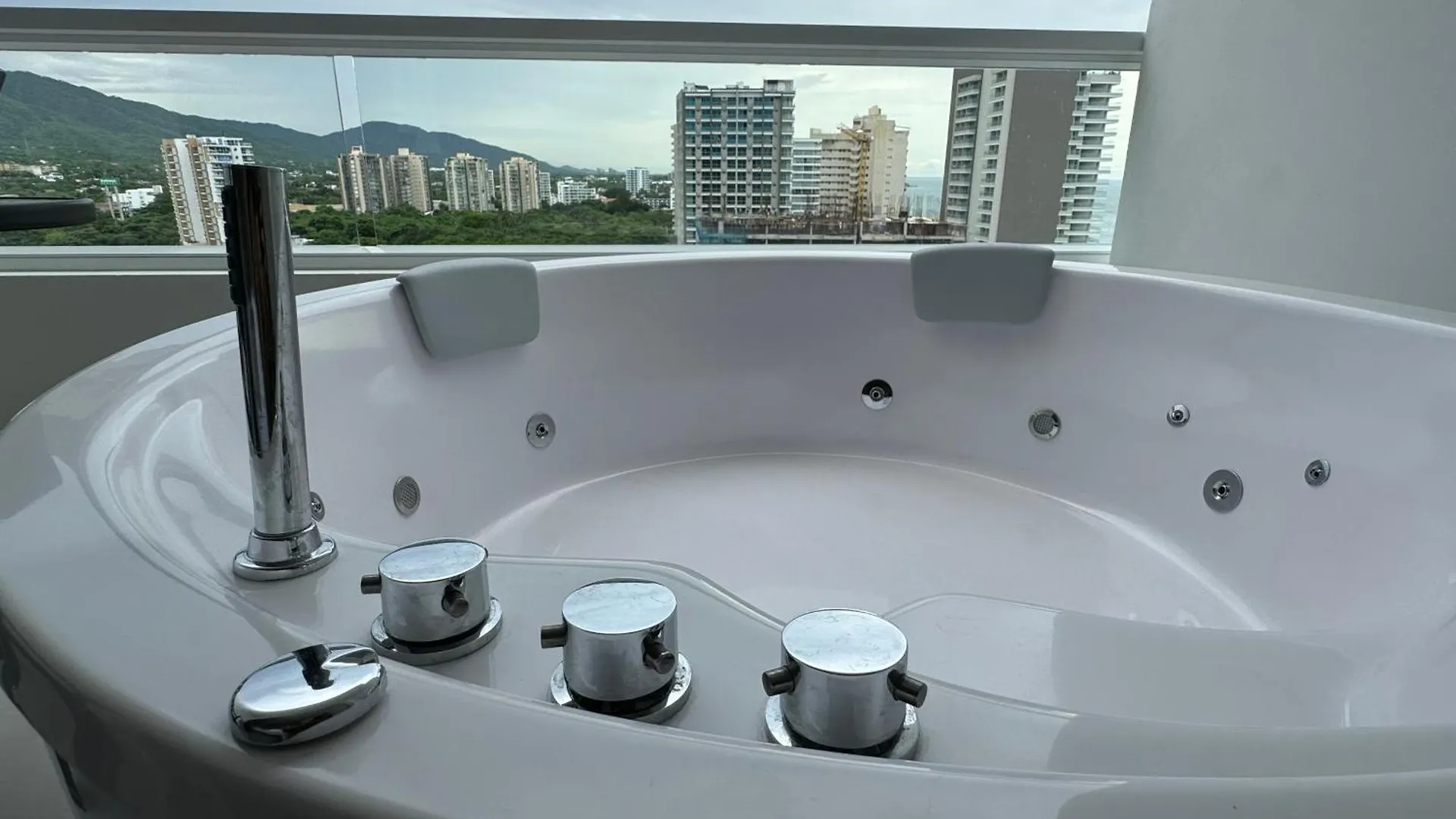 Suite Con Jacuzzi, Vista Al Mar Y Piscinas Piso 13 El Manantial