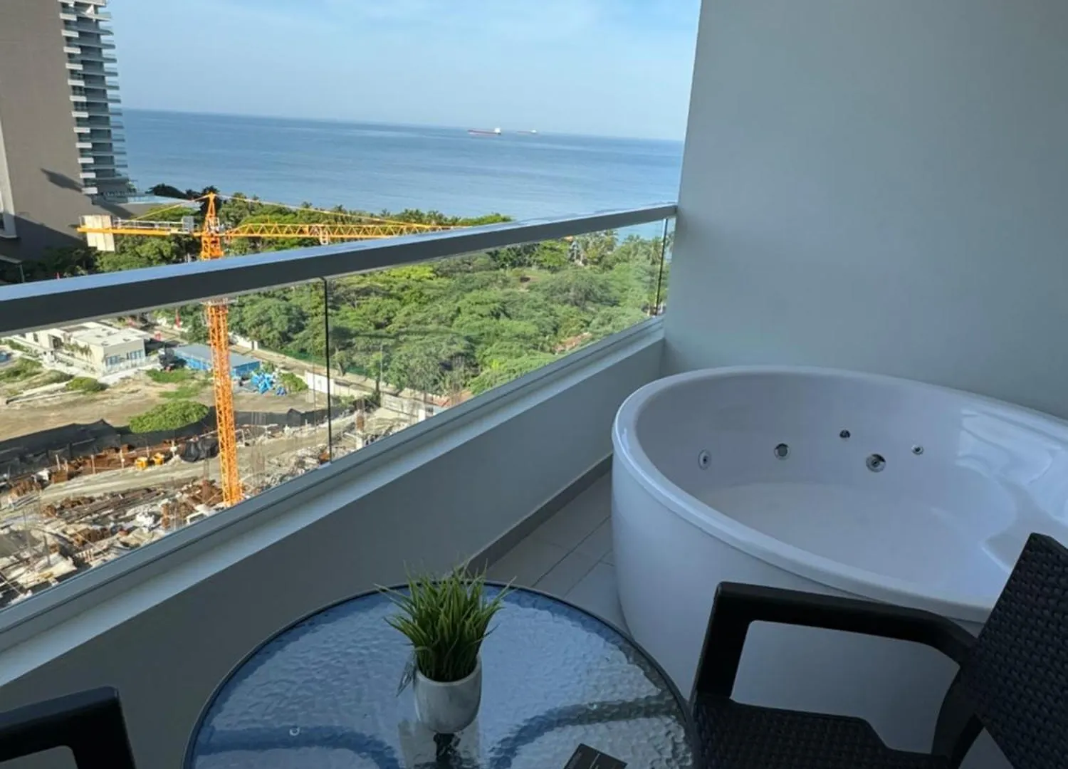 Suite Con Jacuzzi, Vista Al Mar Y Piscinas Piso 13 El Manantial Colombia