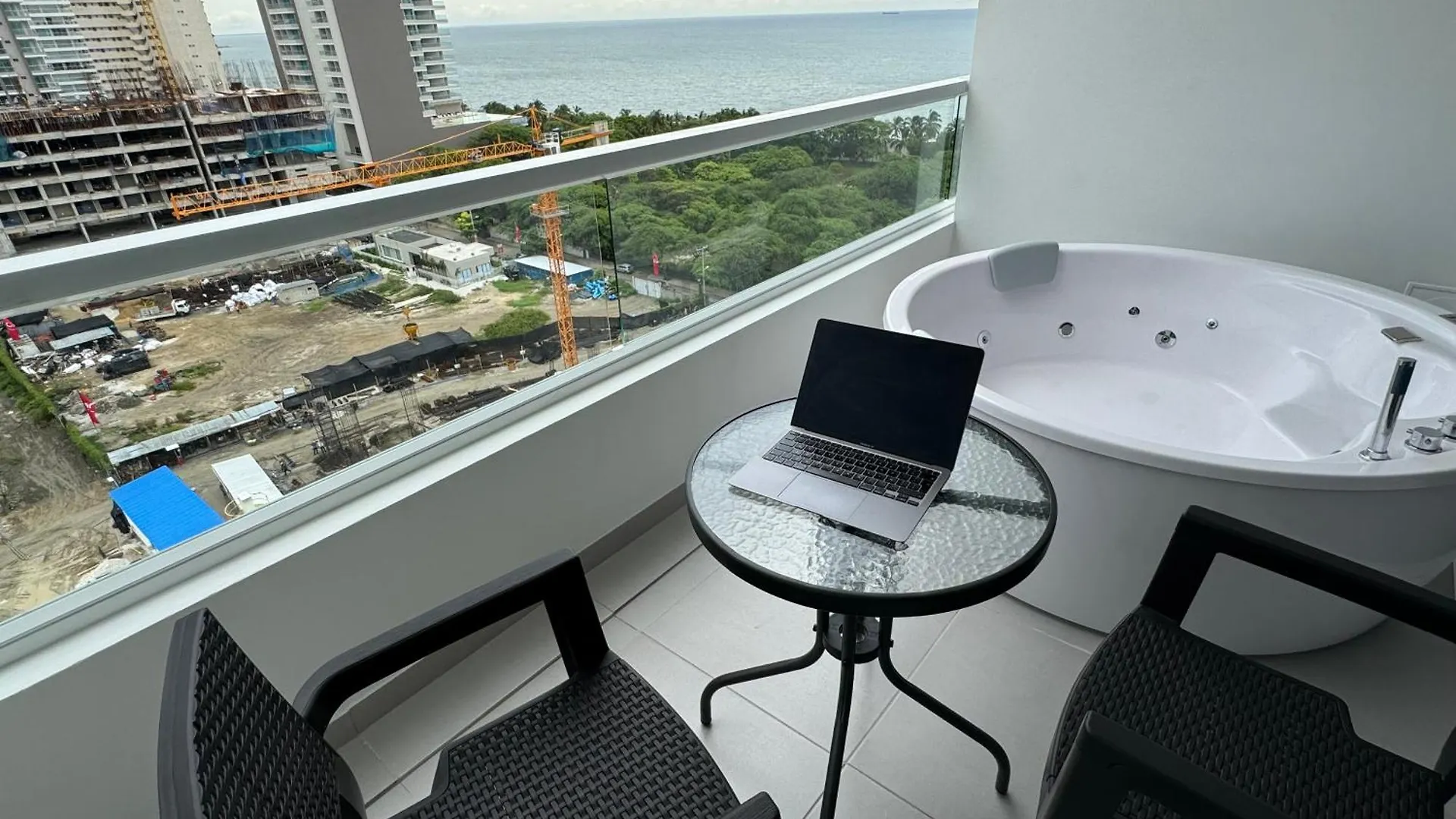 Suite Con Jacuzzi, Vista Al Mar Y Piscinas Piso 13 El Manantial Colombia