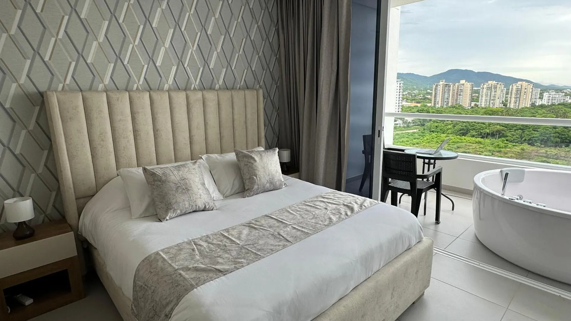 Suite Con Jacuzzi, Vista Al Mar Y Piscinas Piso 13 El Manantial 0*,  Colombia