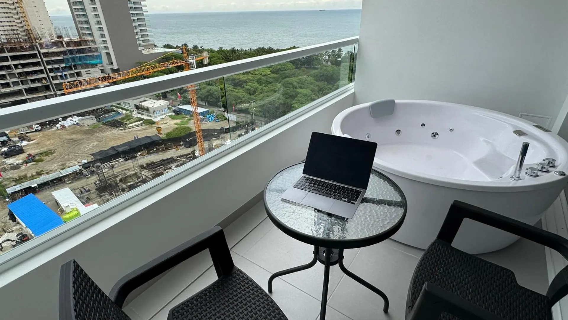 Suite Con Jacuzzi, Vista Al Mar Y Piscinas Piso 13 El Manantial