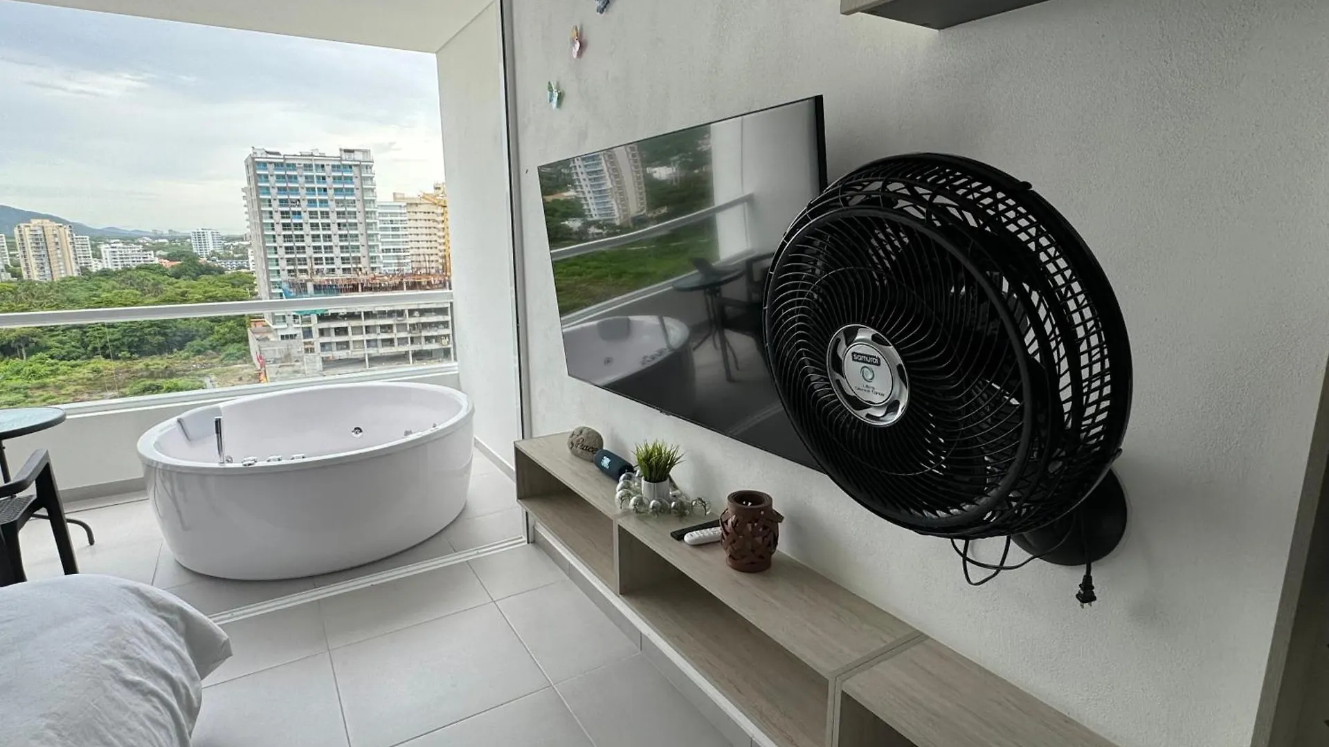 Suite Con Jacuzzi, Vista Al Mar Y Piscinas Piso 13 El Manantial Apartment