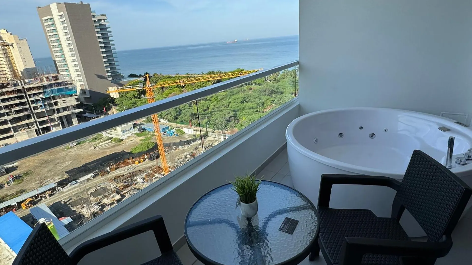Suite Con Jacuzzi, Vista Al Mar Y Piscinas Piso 13 El Manantial Colombia