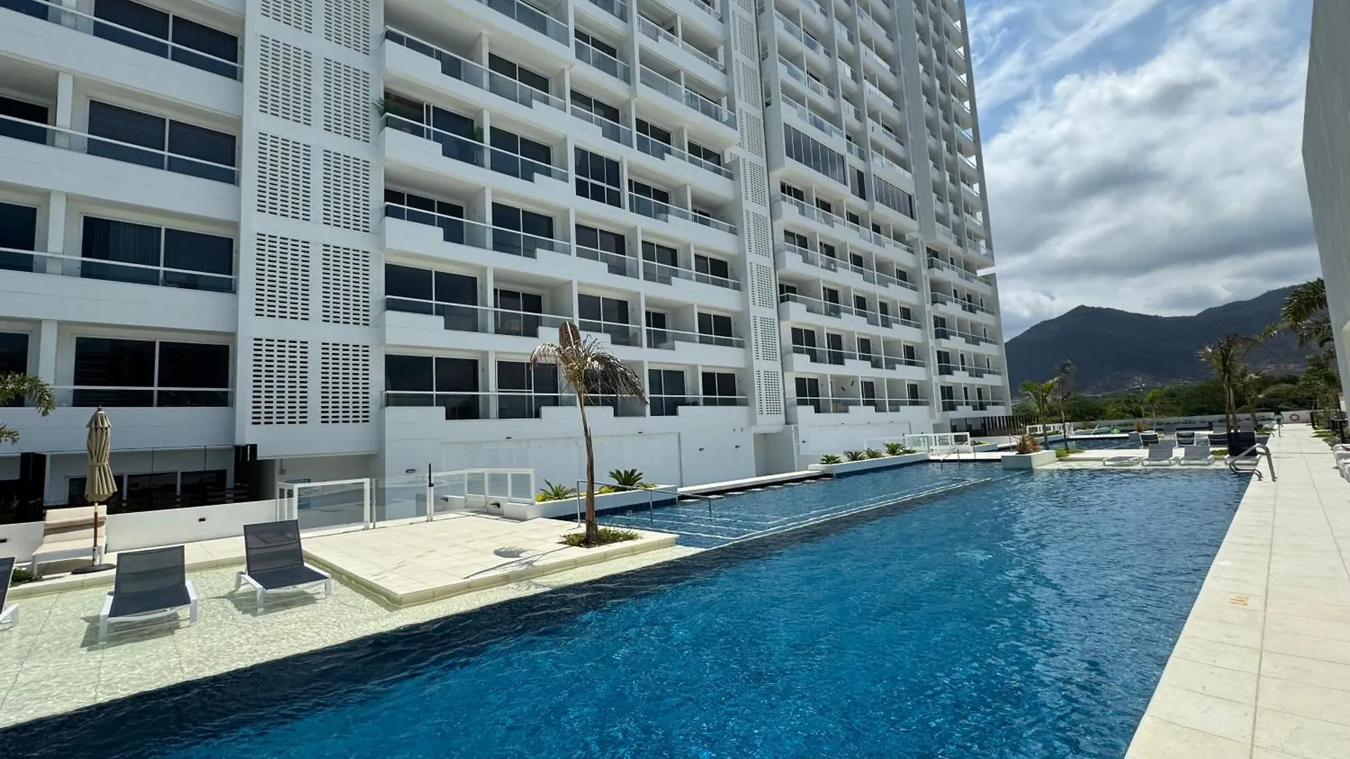 Apartment Suite Con Jacuzzi, Vista Al Mar Y Piscinas Piso 13 El Manantial