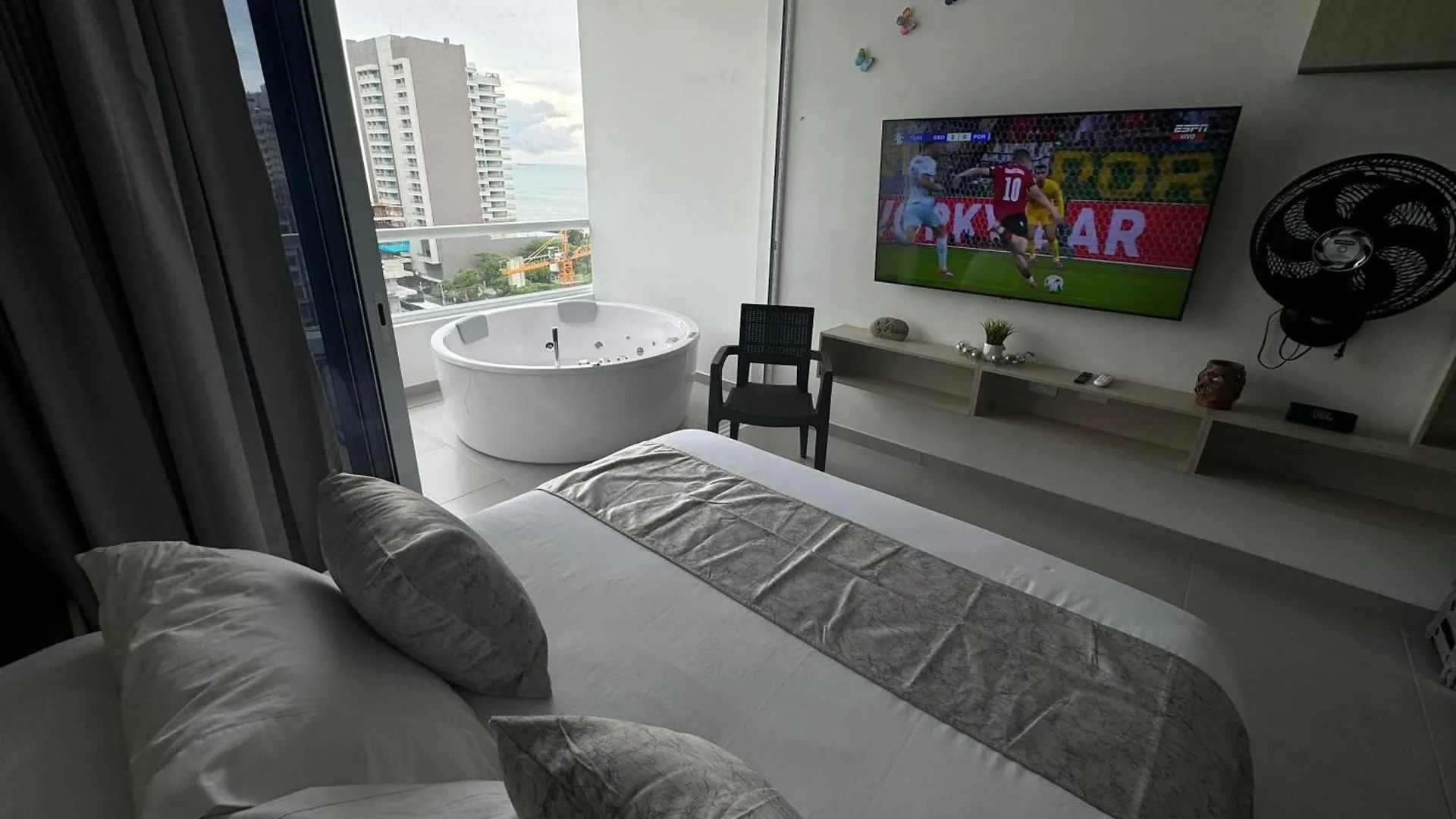 Apartment Suite Con Jacuzzi, Vista Al Mar Y Piscinas Piso 13 El Manantial