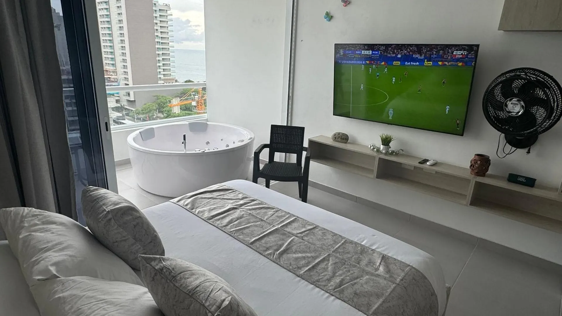 Suite Con Jacuzzi, Vista Al Mar Y Piscinas Piso 13 El Manantial