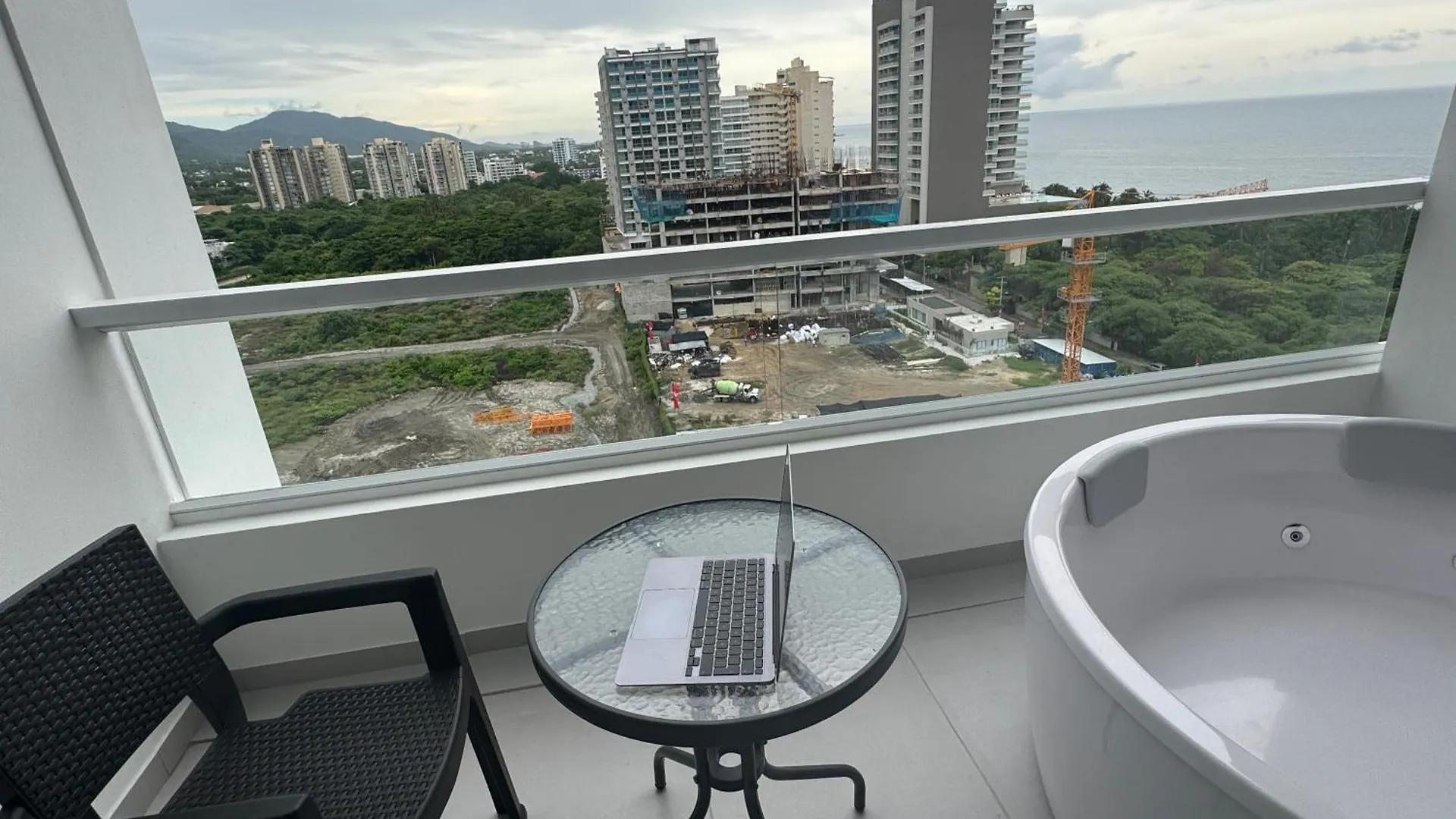 Suite Con Jacuzzi, Vista Al Mar Y Piscinas Piso 13 El Manantial